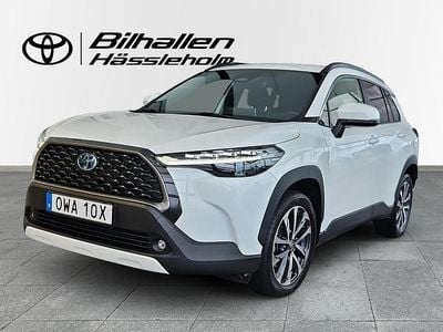 Vit Begagnad 2022 Toyota Corolla Cross Style SUV | 369 900 kr (Marknadspris)