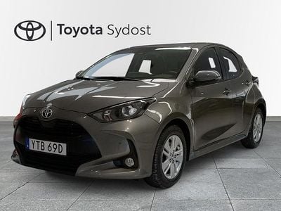 Grön Begagnad 2023 Toyota Yaris Hybrid Active Halvkombi | 229 000 kr (Marknadspris)