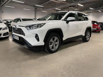 Vit Begagnad 2022 Toyota RAV4 Hybrid Active SUV | 322 900 kr (Marknadspris)