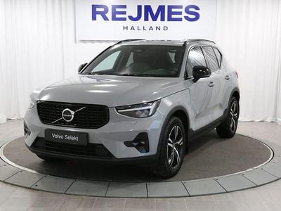Grå Begagnad 2023 Volvo XC40 Plus SUV | 369 500 kr (Marknadspris)