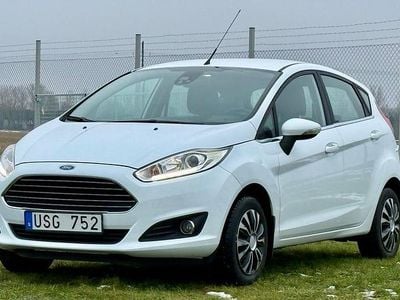 Vit Begagnad 2013 Ford Fiesta Titanium Halvkombi | 58 500 kr (Marknadspris)