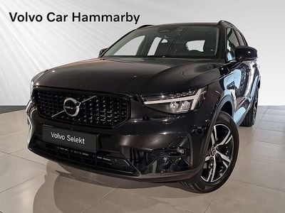 Svart Begagnad 2024 Volvo XC40 Plus SUV | 394 900 kr (Marknadspris)