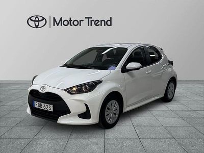 Vit Begagnad 2024 Toyota Yaris Hybrid Halvkombi | 219 900 kr (Marknadspris)