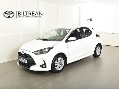Vit Begagnad 2023 Toyota Yaris Hybrid Active Halvkombi | 229 900 kr (Marknadspris)