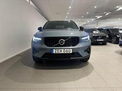 Grå Begagnad 2023 Volvo XC40 Plus SUV | 379 500 kr (Lite dyr)
