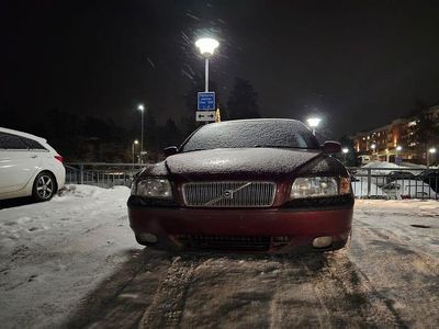 Begagnad Volvo S80 140 HK (102 kW) 2000 Mörk röd Sedan
