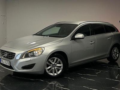 Grå Begagnad 2011 Volvo V60 Momentum Kombi | 84 900 kr (Marknadspris)