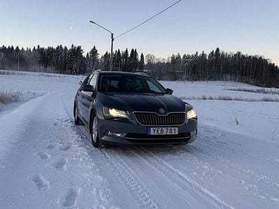 Grå Begagnad 2016 Skoda Superb LAURIN & KLEMENT Kombi | 179 500 kr (Marknadspris)