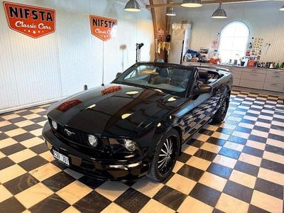 Svart Begagnad 2006 Ford Mustang GT Convertible Cab | 239 900 kr (Dyr)