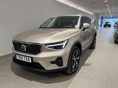 Grå Begagnad 2022 Volvo XC40 Plus SUV | 349 500 kr (Marknadspris)