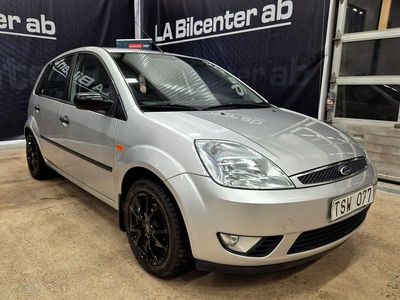 Ljusgrå Begagnad 2002 Ford Fiesta Halvkombi | 34 900 kr (Lite dyr)