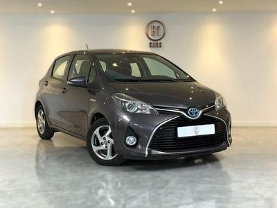 Grå Begagnad 2015 Toyota Yaris Hybrid Active Halvkombi | 109 900 kr (Dyr)
