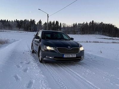 Grå Begagnad 2016 Skoda Superb LAURIN & KLEMENT Kombi | 179 500 kr (Marknadspris)