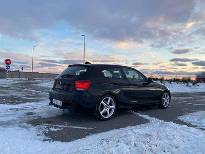 Jet black Begagnad 2013 BMW 118 Halvkombi | 70 000 kr (Dyr)