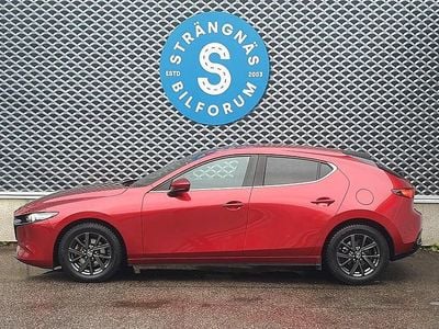 Rödmetallic Begagnad 2021 Mazda 3 Sky Halvkombi | 245 000 kr (Marknadspris)