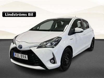 Vit Begagnad 2019 Toyota Yaris Hybrid Active Halvkombi | 169 000 kr (Marknadspris)