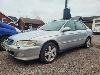 Begagnad Honda Accord 154 HK (113 kW) 2002 Silver Halvkombi