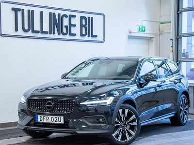 Svart Begagnad 2021 Volvo V60 CC Momentum Kombi | 319 800 kr