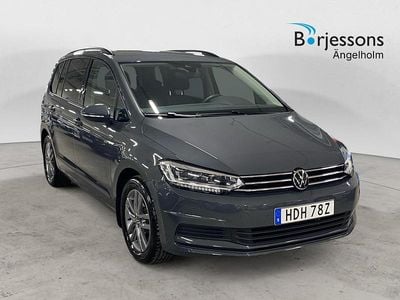 Mörkgrå Begagnad 2024 VW Touran Minibuss | 349 000 kr (Bra pris)
