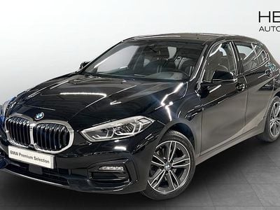 Svart Begagnad 2022 BMW 118 Sport Line Halvkombi | 268 700 kr (Marknadspris)