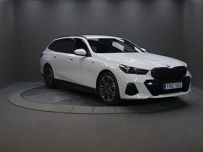 Vit Begagnad 2025 BMW 530e M Sport Kombi | 679 000 kr (Marknadspris)