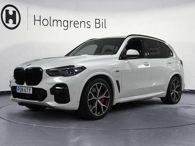 Vit Begagnad 2023 BMW X5 iPerformance SUV | 669 800 kr (Marknadspris)