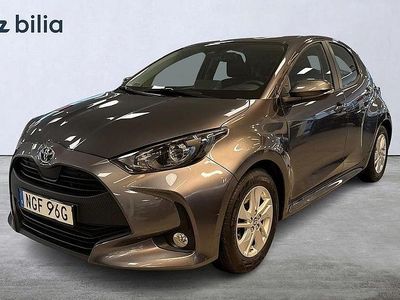 Grå Begagnad 2022 Toyota Yaris Hybrid Active Halvkombi | 209 900 kr (Marknadspris)