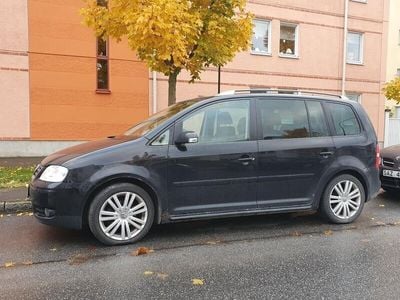 Begagnad VW Touran Highline 141 HK (103 kW) 2006 Svart Minibuss