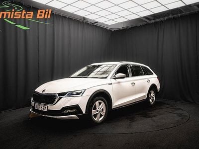 Vit Begagnad 2022 Skoda Octavia Scout Kombi | 288 900 kr (Marknadspris)