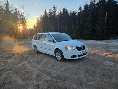 Begagnad Lancia Voyager 178 HK (130 kW) 2014 Minibuss