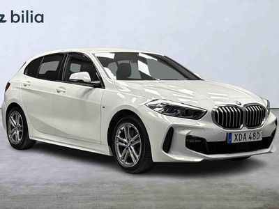 Vit Begagnad 2023 BMW 118 Halvkombi | 299 000 kr