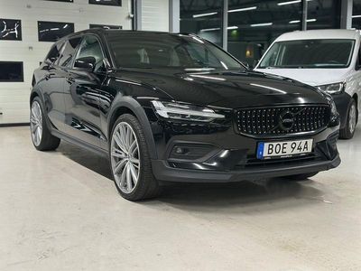 Svart Begagnad 2019 Volvo V60 CC Momentum Kombi | 275 900 kr (Dyr)