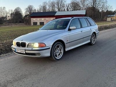 Begagnad BMW 523 170 HK (125 kW) 1999 Grå Kombi
