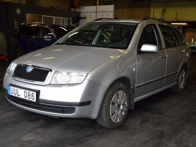 Begagnad Skoda Fabia 64 HK (47 kW) 2003 Silver Halvkombi