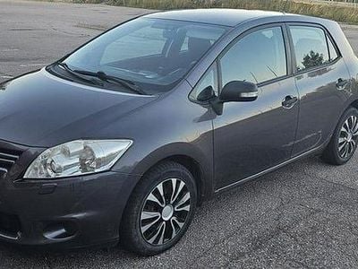 Mårkgrå Begagnad 2010 Toyota Auris Halvkombi | 69 900 kr (Marknadspris)