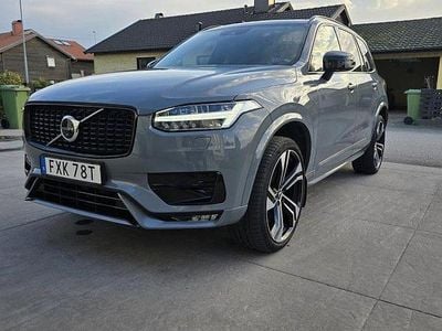 Grå Begagnad 2022 Volvo XC90 R-Design SUV | 639 000 kr (Marknadspris)