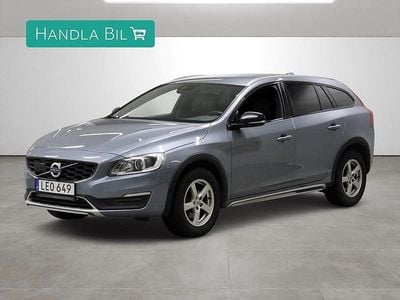 Ljusblå Begagnad 2016 Volvo V60 CC Summum Kombi | 184 900 kr (Marknadspris)