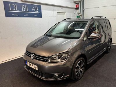 Mörkgrå (grå) Begagnad 2015 VW Touran Minibuss | 99 900 kr (Superpris)