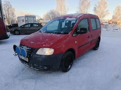 Röd Begagnad 2010 VW Caddy Life Minibuss | 2 100 kr