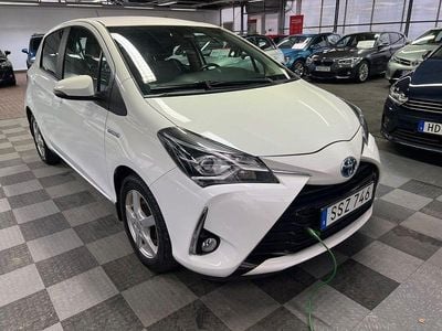 Vit Begagnad 2018 Toyota Yaris Hybrid Active Halvkombi | 144 500 kr (Marknadspris)