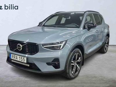 Grå Begagnad 2023 Volvo XC40 Plus SUV | 379 000 kr (Marknadspris)