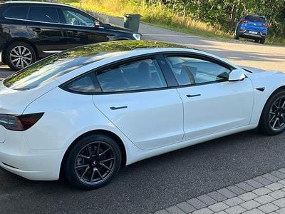 Begagnad Tesla Model 3 Standard Range Plus 239 kW (325 HK) 2021 Vit metallic Sedan