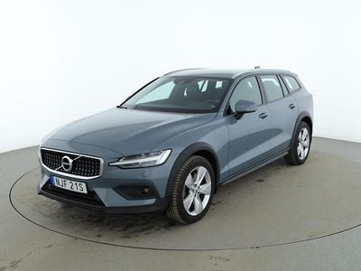 Grå Begagnad 2021 Volvo V60 CC Momentum Kombi | 349 000 kr (Marknadspris)