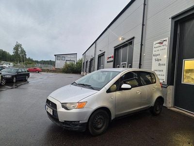 Begagnad Mitsubishi Colt 95 HK (69 kW) 2009 Silver Halvkombi