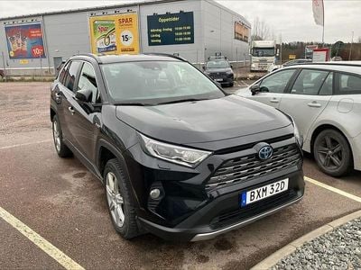 Svart Begagnad 2019 Toyota RAV4 Hybrid Executive SUV | 299 900 kr (Marknadspris)