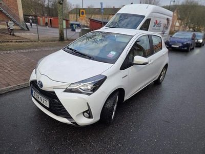 Begagnad Toyota Yaris Hybrid 101 HK (74 kW) 2019