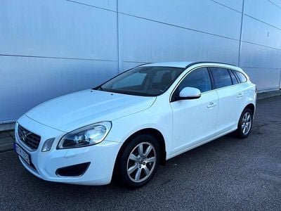 Vit Begagnad 2011 Volvo V60 Momentum Kombi | 49 000 kr