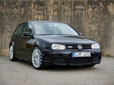 Begagnad VW Golf IV R 241 HK (177 kW) 2003 Svart Halvkombi