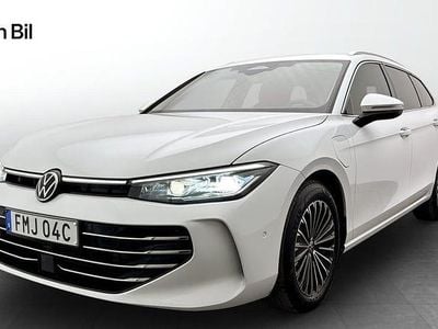 Pure white Begagnad 2024 VW Passat Elegance Kombi | 439 900 kr (Marknadspris)