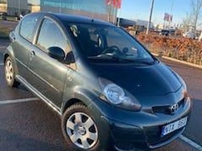 Grön metallic Begagnad 2011 Toyota Aygo Halvkombi | 28 000 kr (Marknadspris)